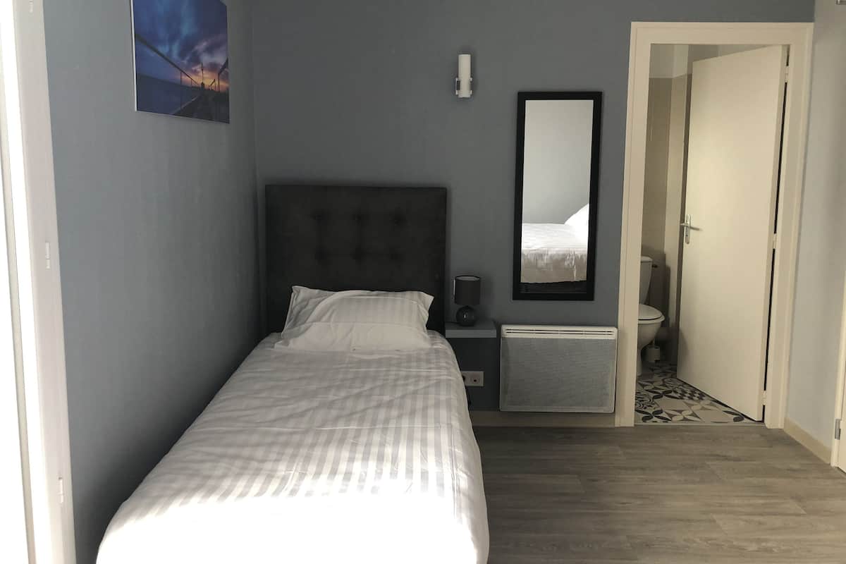 Habitación triple estándar, varias camas | Escritorio, wifi gratis y ropa de cama