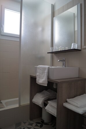 Standard Triple Room, Multiple Beds | Bathroom | Free toiletries, hair dryer, towels - Hôtel L'Embarcadère (La Barre-de-Monts)