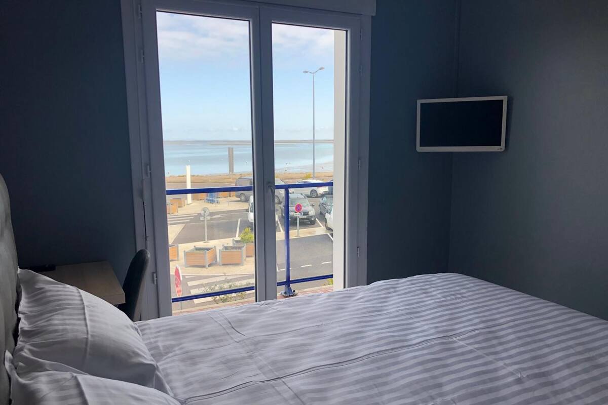 Habitación doble estándar, 1 cama Queen size, vista al mar | Escritorio, wifi gratis y ropa de cama