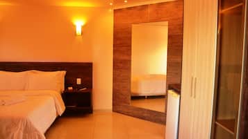 Suite Luxe | Minibar, coffres-forts dans les chambres, bureau