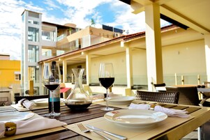 Breakfast, lunch, dinner served; Italian cuisine 