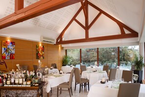 Lunsj og middag serveres, lokale retter