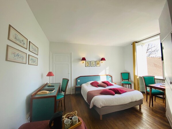Double Room | Desk, laptop workspace, bed sheets - Hostellerie de la Chaumière (Arsonval)