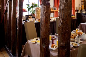 Déjeuner et dîner servis sur place, spécialités Cuisine locale