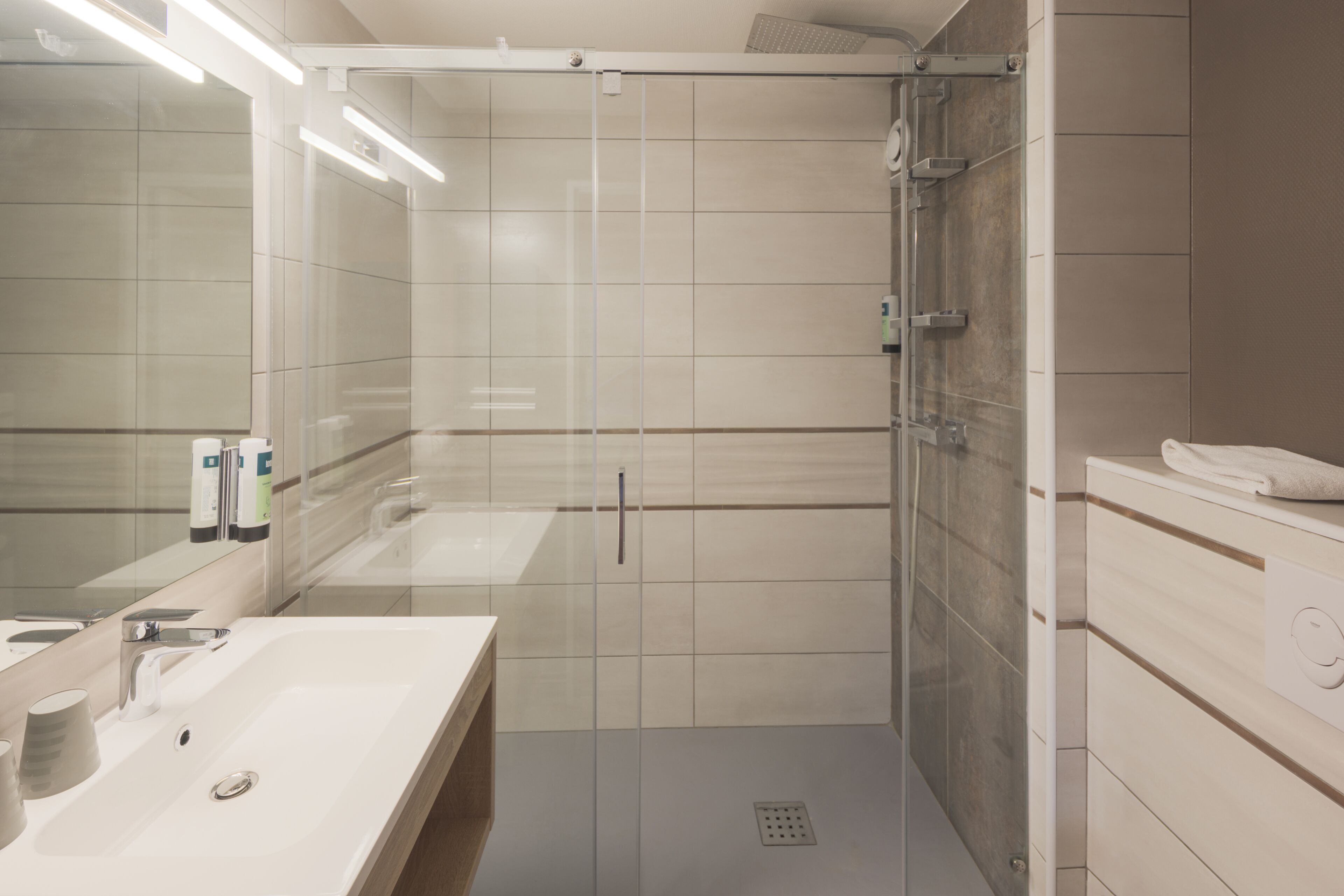 Chambre avec lits jumeaux | Salle de bain | Articles de toilette gratuits, sèche-cheveux, serviettes fournies