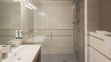 Chambre avec lits jumeaux | Salle de bain | Articles de toilette gratuits, sèche-cheveux, serviettes fournies