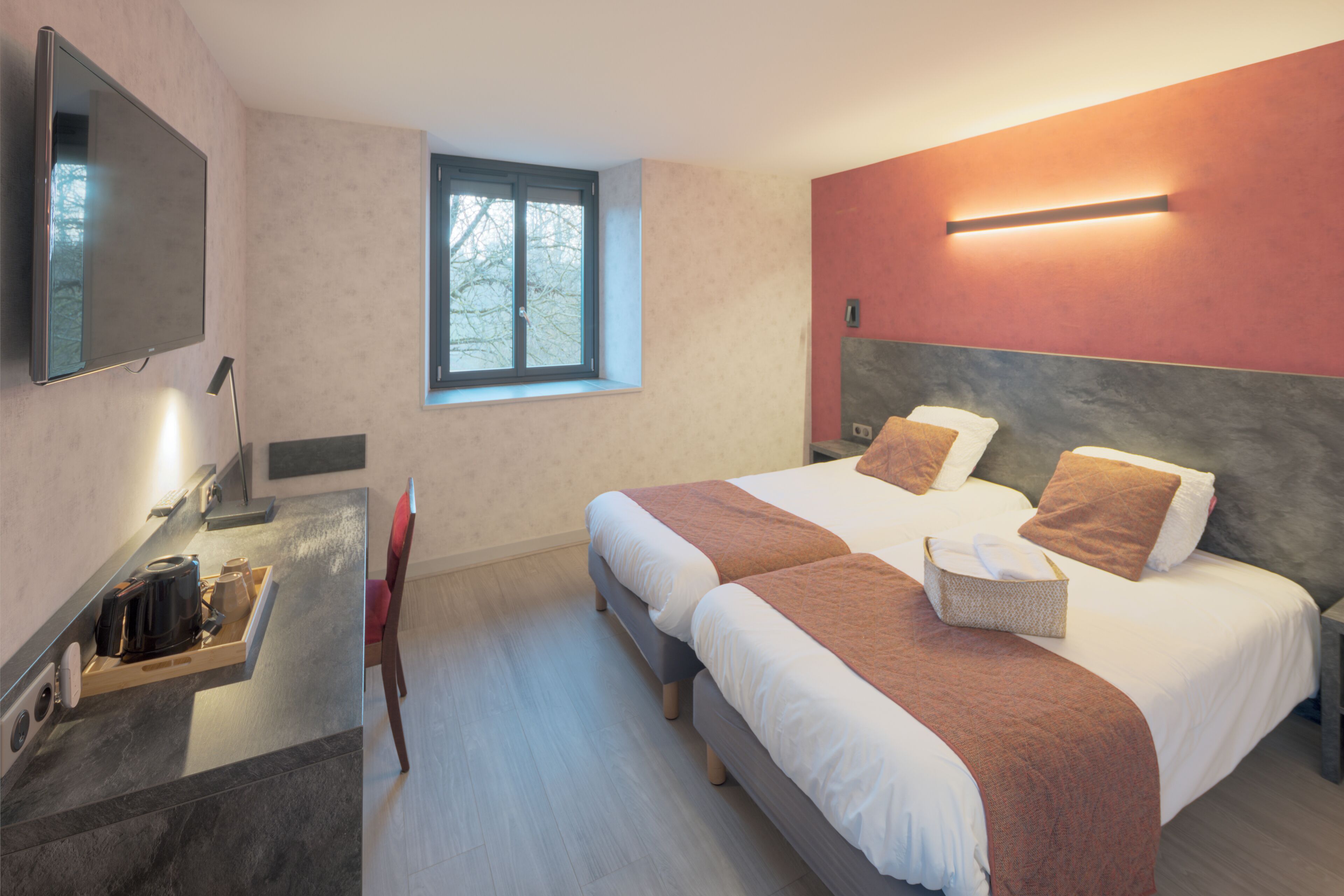 Twin Room | Desk, laptop workspace, bed sheets