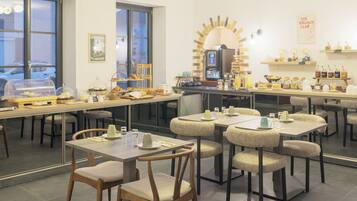 Desayuno buffet todos los días (con cargo)