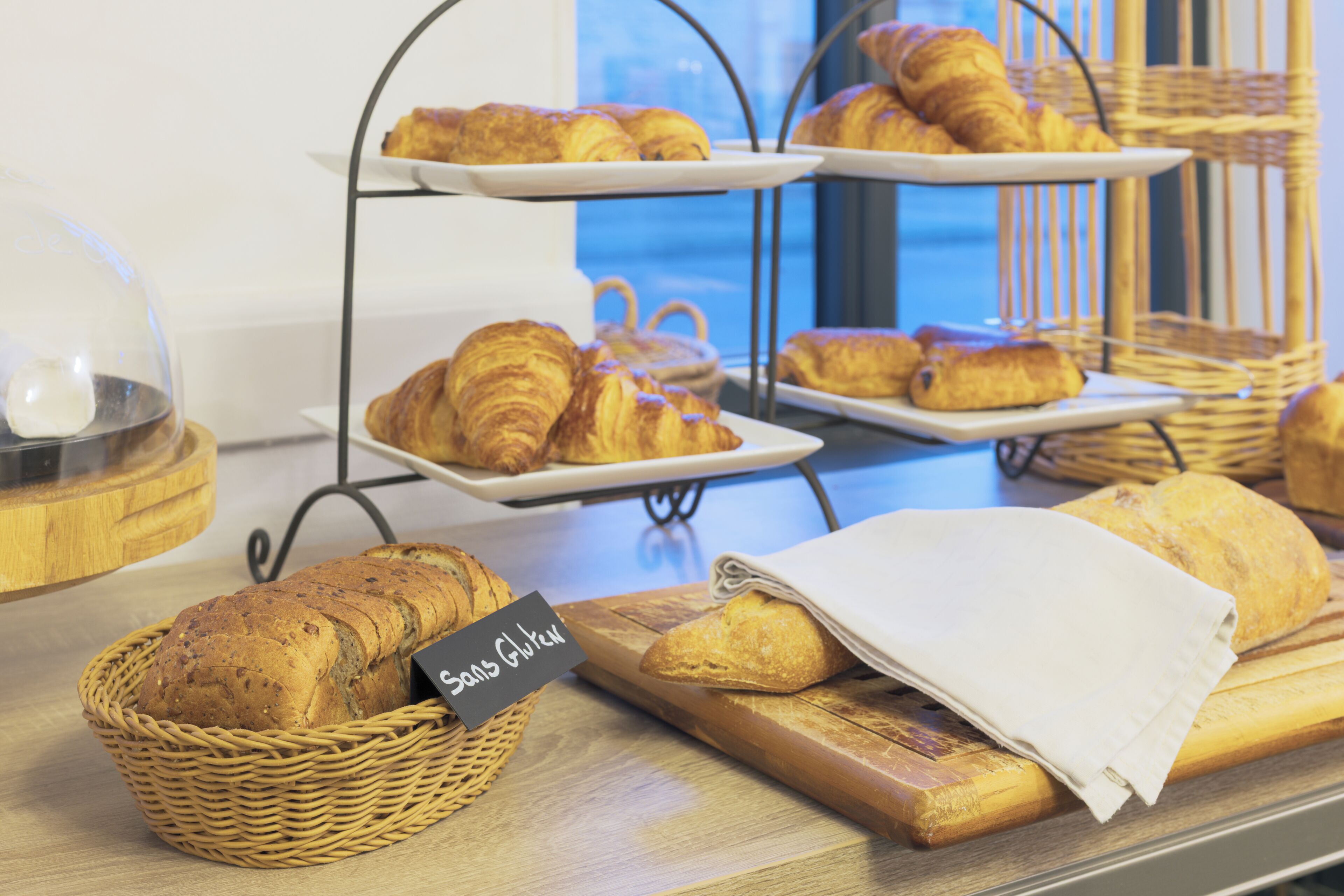 Una vitrina de panadería con panes y pasteles.