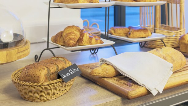 Una vitrina de panadería con panes y pasteles.