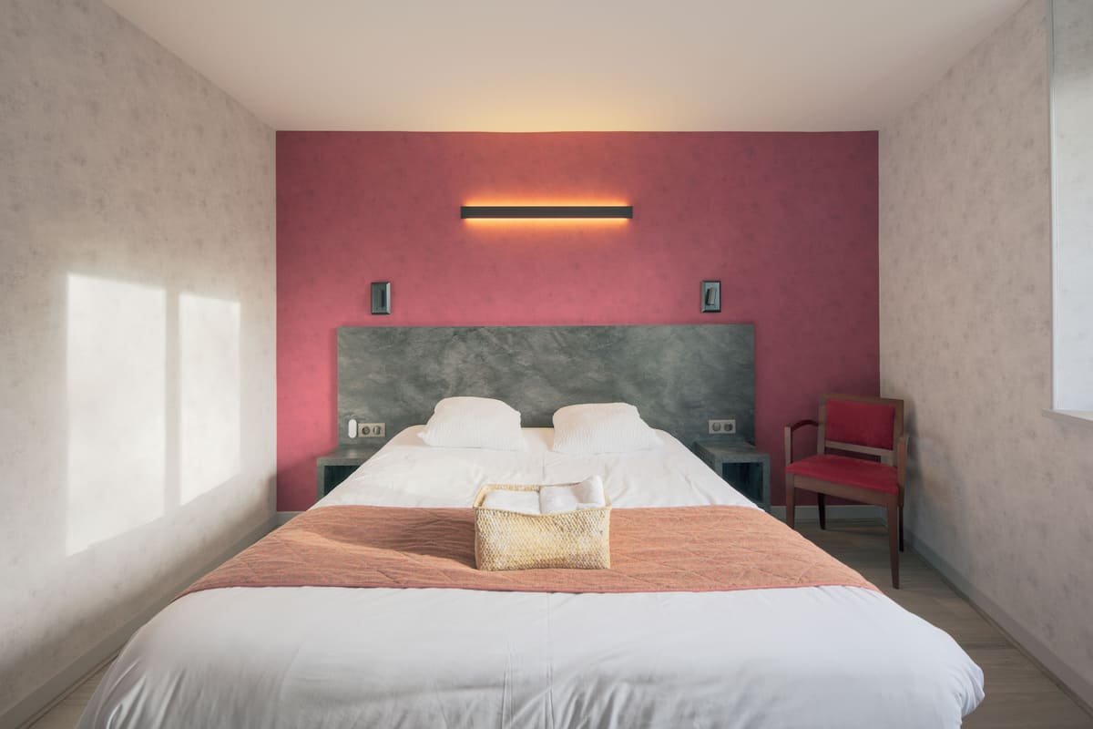 Classic Double Room | Desk, laptop workspace, bed sheets