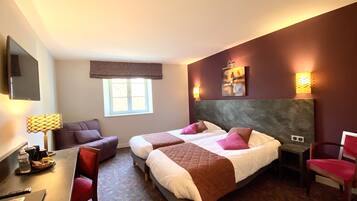 Twin Room | Desk, laptop workspace, bed sheets