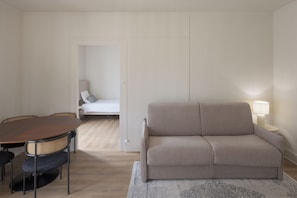 Deluxe-suite | Skrivebord, arbejdsområde til bærbare computere, sengetøj