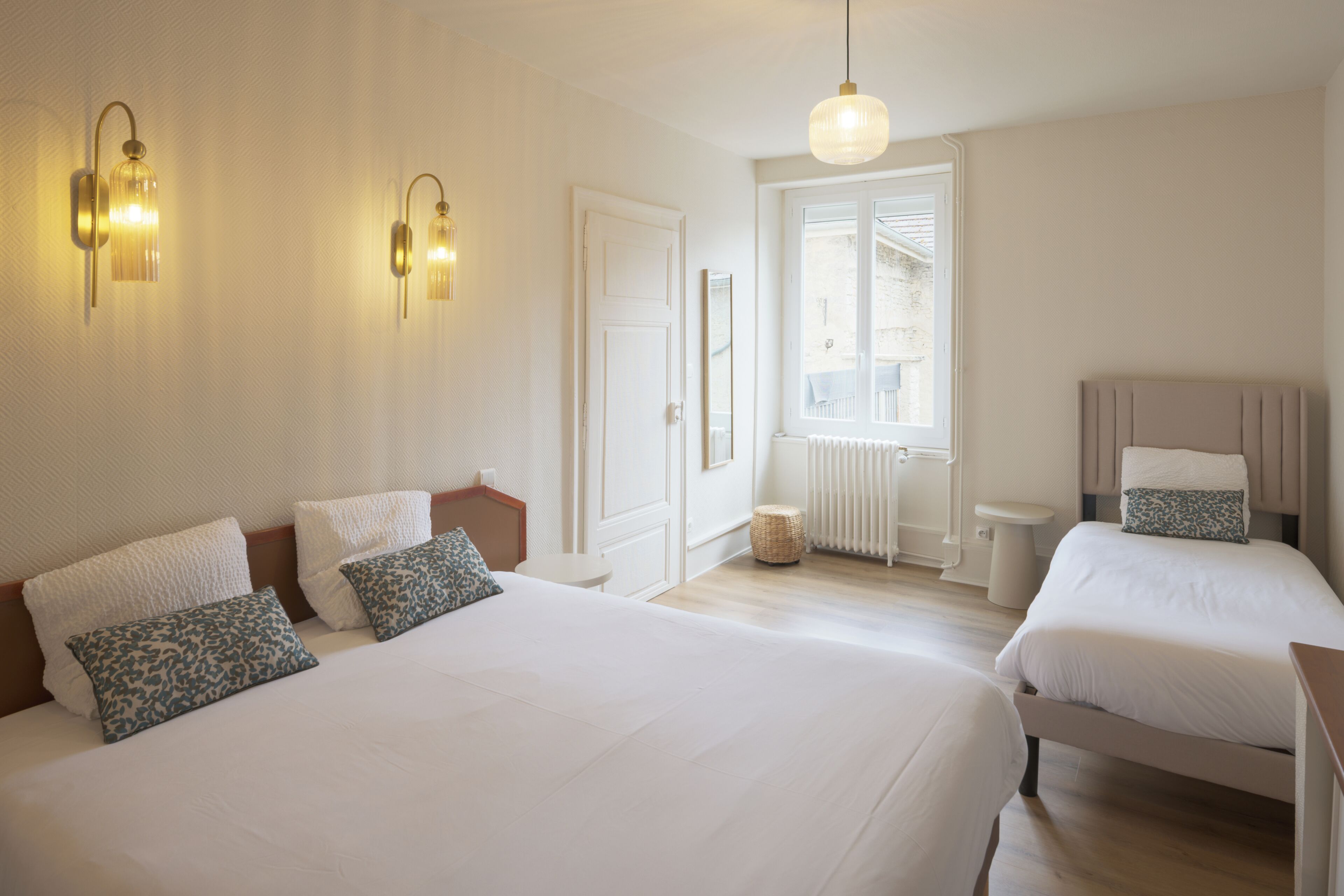 Deluxe Suite | Desk, laptop workspace, bed sheets