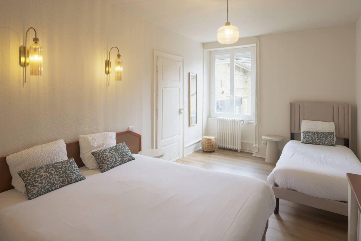Deluxe Suite | Desk, laptop workspace, bed sheets
