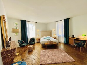 Bureau, espace de travail pour ordinateur portable, draps fournis