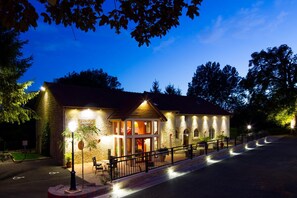 Exterior - Hostellerie de la Chaumière (Arsonval)