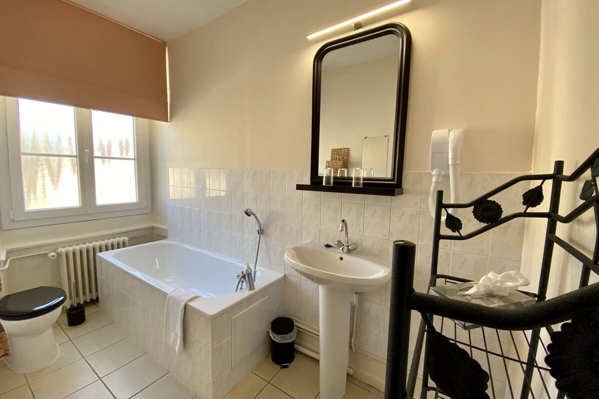 classic double room | bathroom | free toiletries, hair dryer, towels