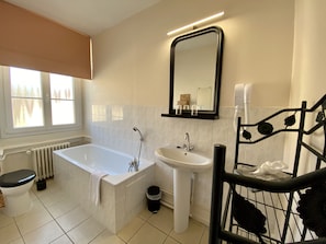 Classic Double Room | Bathroom | Free toiletries, hair dryer, towels - Hostellerie de la Chaumière (Arsonval)