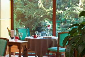 Lunch and dinner served - Hostellerie de la Chaumière (Arsonval)