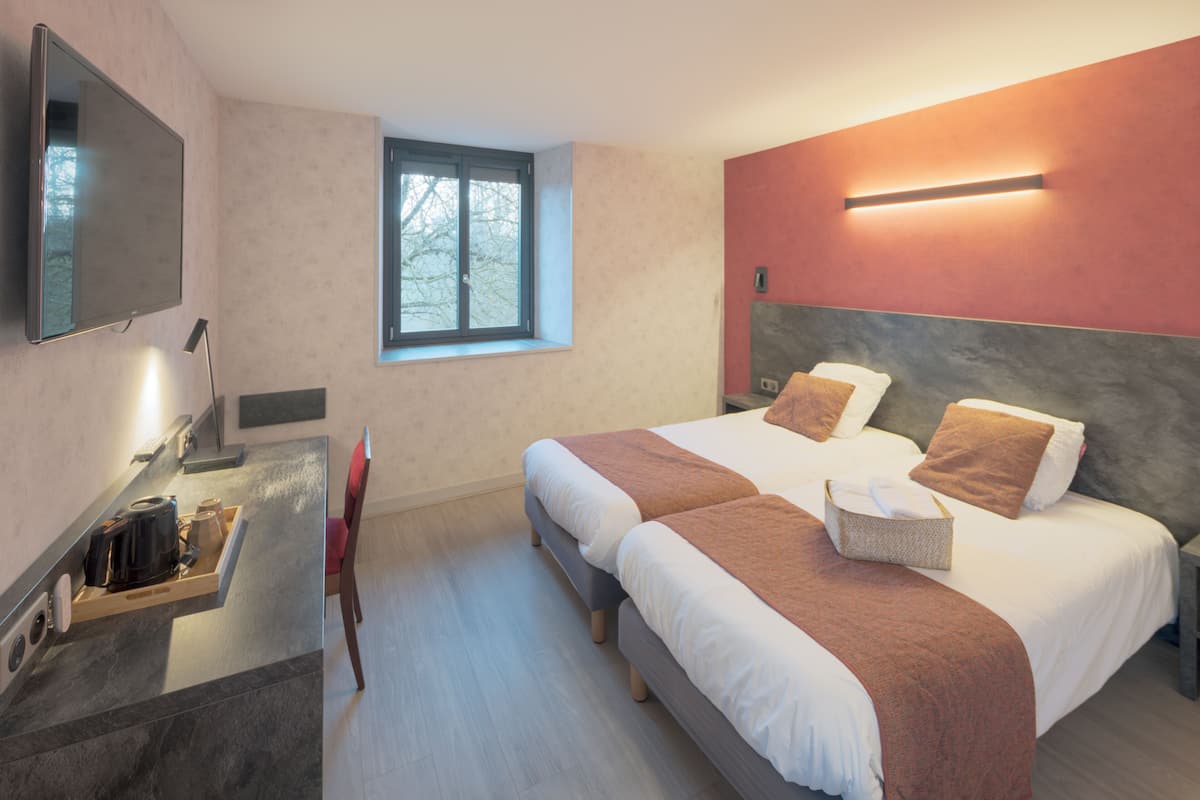 Twin Room | Desk, laptop workspace, bed sheets