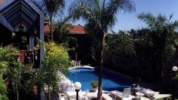 Una piscina al aire libre