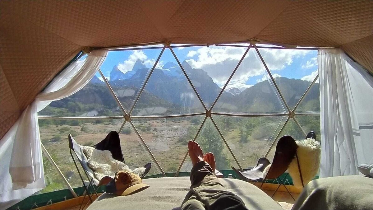 Habitación superior con 1 cama doble o 2 individuales, vistas a la montaña | Ropa de cama de alta calidad, edredones de plumas, caja fuerte