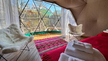 Quarto triplo standard | Roupas de cama premium, edredons de pluma, cofres nos quartos