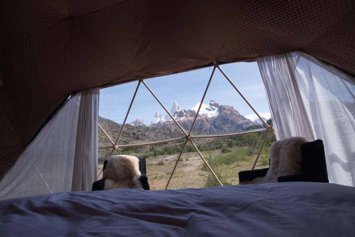 Habitación superior con 1 cama doble o 2 individuales, vistas a la montaña | Ropa de cama de alta calidad, edredones de plumas, caja fuerte
