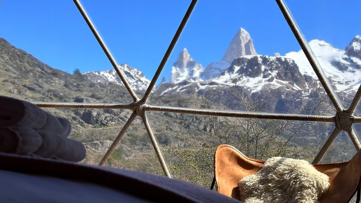 Habitación superior con 1 cama doble o 2 individuales, vistas a la montaña | Ropa de cama de alta calidad, edredones de plumas, caja fuerte