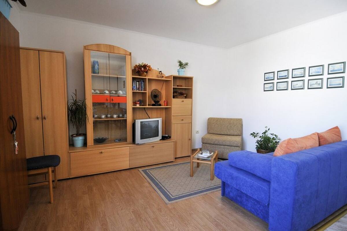 Apartamento, 1 quarto, terraço, no piso térreo | Sala de estar | TV
