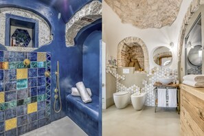 Deluxe kamer (Trullo Magico) | Badkamer | Een douche, gratis toiletartikelen, een haardroger, een bidet