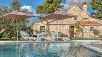 Panoramic-Ferienhaus, 2 Schlafzimmer, eigener Pool, Talblick