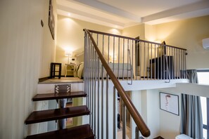 高級雙人房 (Split Level) | 義大利 Frette 床單、高級寢具、記憶床墊、迷你吧