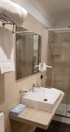 Chambre Confort double | Salle de bain | Douche, pomme de douche hydromassante, articles de toilette griffés