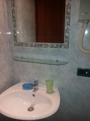 Triple Room | Bathroom | Shower, hair dryer, towels - Hotel Star Light (Rome)