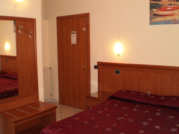 In-room safe, desk, rollaway beds (surcharge), WiFi (free) - Hotel Star Light (Rome)