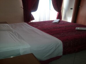 In-room safe, desk, rollaway beds (surcharge), WiFi (free) - Hotel Star Light (Rome)