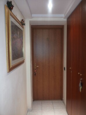 Zimmersafe, Schreibtisch, Zustellbetten, kostenloses WLAN