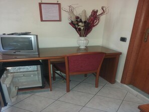 In-room safe, desk, rollaway beds, free WiFi - Hotel Star Light (Rome)