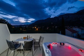 Departamento (Apartments Azzurro- 1Bed Apt,Terrace ) | Tina de hidromasaje privada