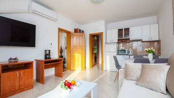 Apartment (Apartments Azzurro- 1Bed Apt,Terrace ) | Living room | Flat-screen TV