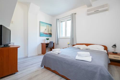 Appartement (Apartments Azzurro- Three Bedroom Apa) | Luxe beddengoed, een bureau, gratis wifi, beddengoed