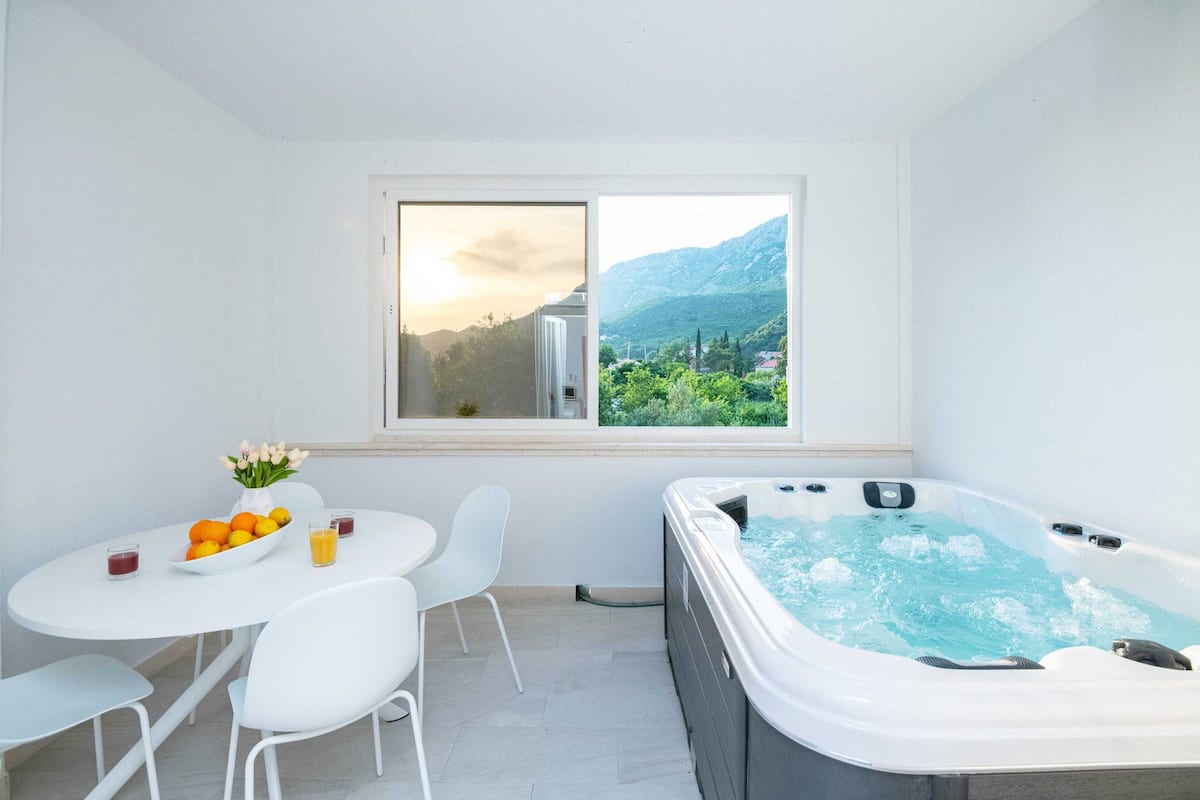 Departamento (Apartments Azzurro- Three Bedroom Apa) | Tina de hidromasaje privada