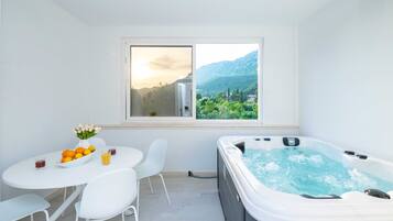 Apartment (Apartments Azzurro- Three Bedroom Apa) | Private spa tub