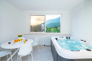 Apartment (Apartments Azzurro- Three Bedroom Apa) | Private spa tub