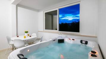 Apartment (Apartments Azzurro- Three Bedroom Apa) | Private spa tub