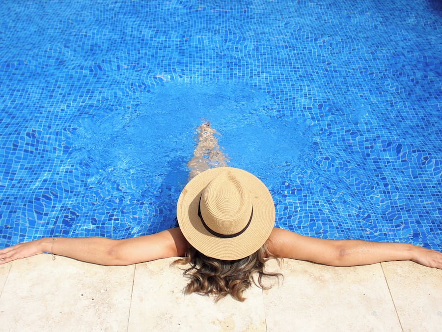 Una piscina al aire libre