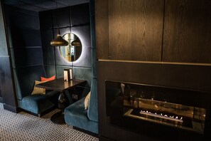 2 bares o lounges 
