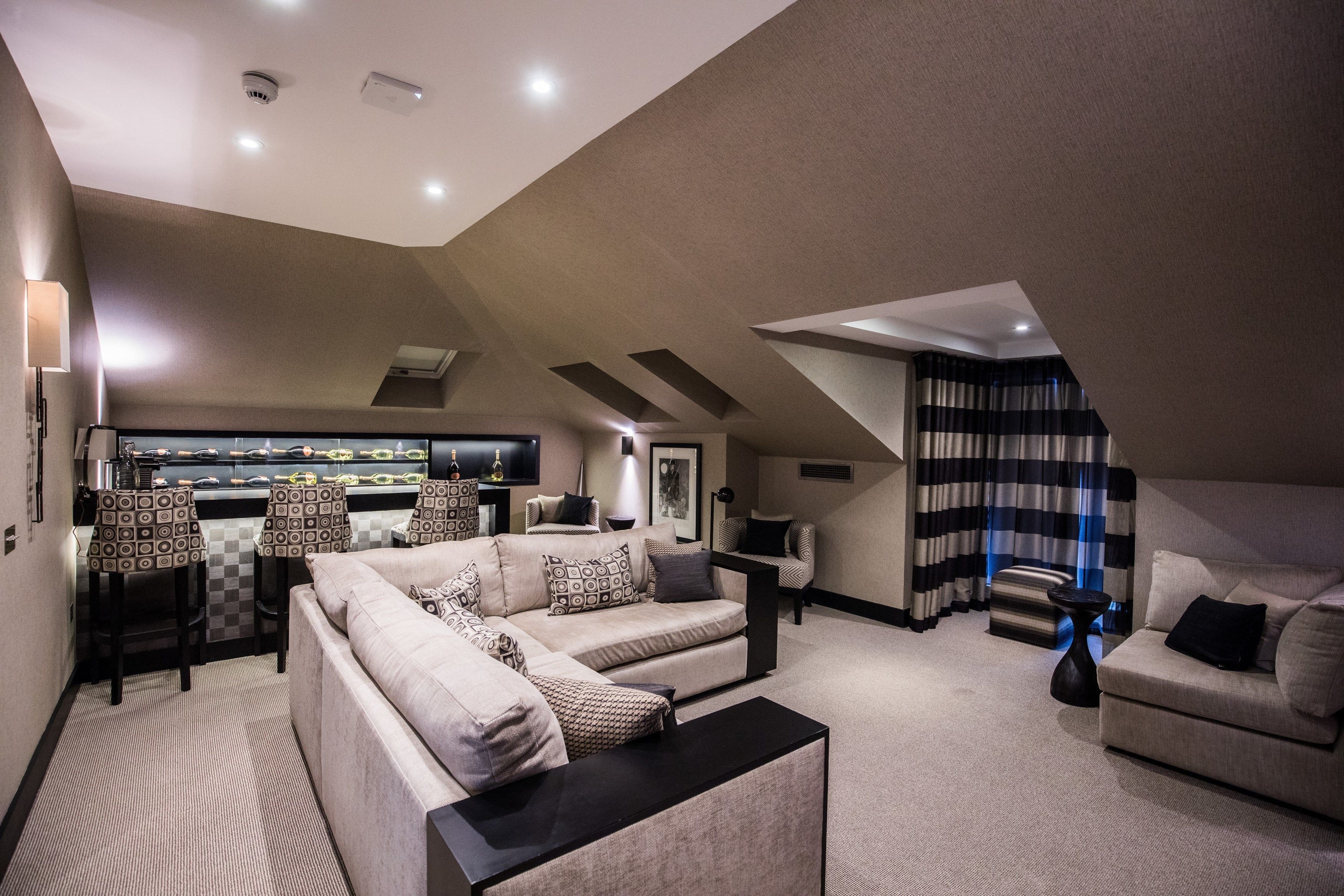 luxury suite, 1 king bed (the chester suite) | living area | 32-inch flat-screen tv with digital channels, tv